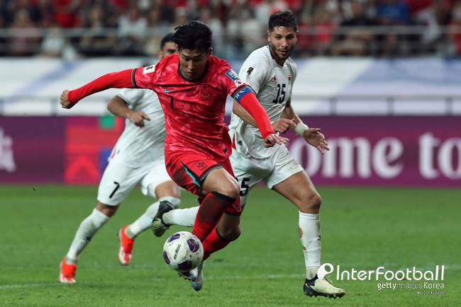 [사진=게티이미지]&nbsp;홍명보 감독이 이끄는 대한민국 축구 국가대표팀(FIFA 랭킹 23위)은 5일 오후 8시 서울월드컵경기장에서 열린 2026 국제축구연맹(FIFA) 북중미 월드컵(미국-캐나다-멕시코) 아시아 지역 3차 예선 1차전에서 팔레스타인(FIFA 랭킹 96위)과 0-0으로 비겼다. 이날 경기장엔 59,576명이 찾았다.
