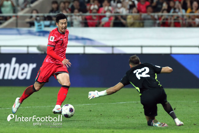 [사진=게티이미지] 홍명보 감독이 이끄는 대한민국 축구 국가대표팀(FIFA 랭킹 23위)은 5일 오후 8시 서울월드컵경기장에서 열린 2026 국제축구연맹(FIFA) 북중미 월드컵(미국-캐나다-멕시코) 아시아 지역 3차 예선 1차전에서 팔레스타인(FIFA 랭킹 96위)과 0-0으로 비겼다. 이날 경기장엔 59,576명이 찾았다.