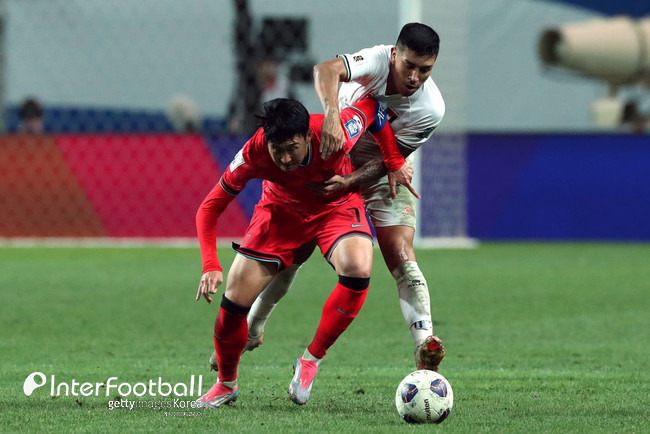 [사진=게티이미지] 홍명보 감독이 이끄는 대한민국 축구 국가대표팀(FIFA 랭킹 23위)은 5일 오후 8시 서울월드컵경기장에서 열린 2026 국제축구연맹(FIFA) 북중미 월드컵(미국-캐나다-멕시코) 아시아 지역 3차 예선 1차전에서 팔레스타인(FIFA 랭킹 96위)과 0-0으로 비겼다. 이날 경기장엔 59,576명이 찾았다.