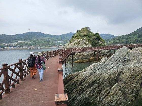 해안산책로는 선캄브리아기 편암 계열의 독특한 바위들 사이로 이어진다. 절벽에서 활동하는 새들을 관찰하기 좋다.