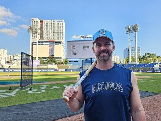 NC 맷 데이비슨이 4일 창원NC파크에서 인터뷰를 마친 뒤 환하게 웃고 있다. 창원=고봉준 기자