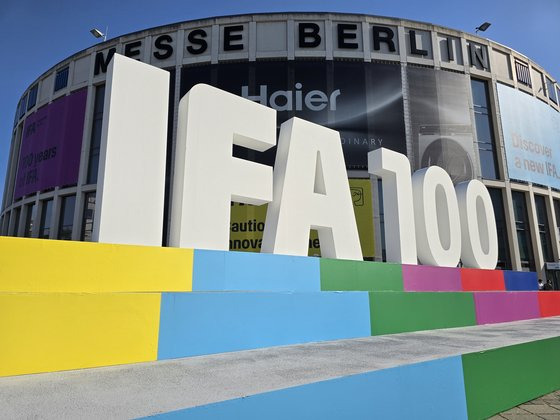 개막을 하루 앞둔 5일(현지시간) 독일 메세 베를린(Messe Berlin) 전시관 인근에 IFA 100주년을 기념하는 조형물이 설치돼 있다. 뉴스1