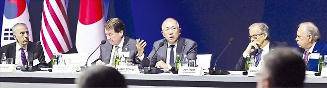 현대자동차그룹의 후원으로 4일 서울 한남동 그랜드하얏트호텔에서 열린 ‘제2회 한·미·일 경제대화’ 좌담회에서 정의선 현대차그룹 회장(가운데)이 발언하고 있다. 이번 행사엔 한·미·일 3국 정·재계 리더 100여 명이 모여 전략적 무역 및 투자, 바이오 보안 등을 논의했다. 왼쪽부터 필립 골드버그 주한 미국대사, 빌 해거티 미 상원의원, 정 회장, 존 슌 미 상원의원, 해럴드 햄 콘티넨털리소스 이사장. /현대자동차그룹 제공