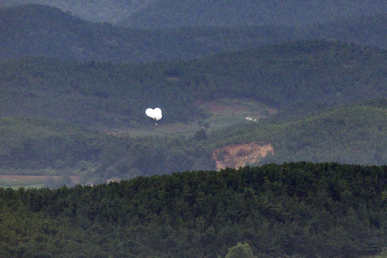 Trash-laden balloons are seen flying over from North Korea into Gyeonggi on Thursday morning. [YONHAP]