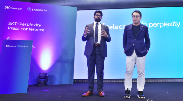 SK Telecom CEO Yoo Young-sang and Perplexity CEO Aravind Srinivas are presenting at the SKT-Perplexity AI partnership press conference in Seoul on the 4th. [Photo by Yonhap]