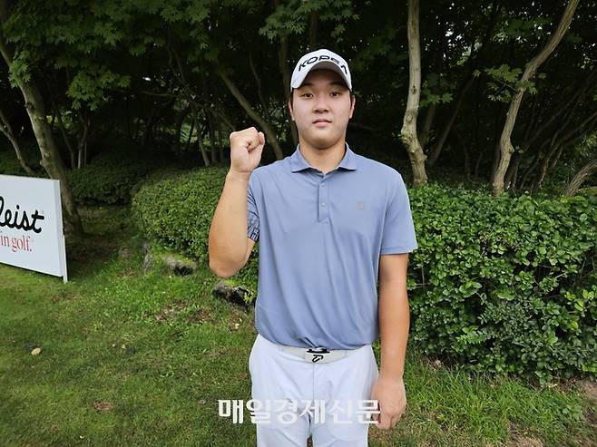 김민수가 5일 경기 성남 남서울CC에서 열린 허정구배 한국아마골프선수권 3라운드를 마친 뒤 주먹을 불끈 쥐면서 포즈를 취하고 있다. 성남 김지한 기자