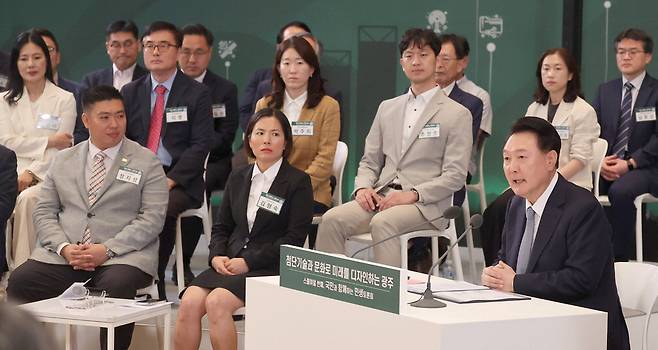 윤석열 대통령이 5일 광주과학기술원에서 열린 '국민과 함께하는 민생토론회-스물여덟 번째, 첨단기술과 문화로 미래를 디자인하는 광주'에서 발언하고 있다.  광주 이승환 기자