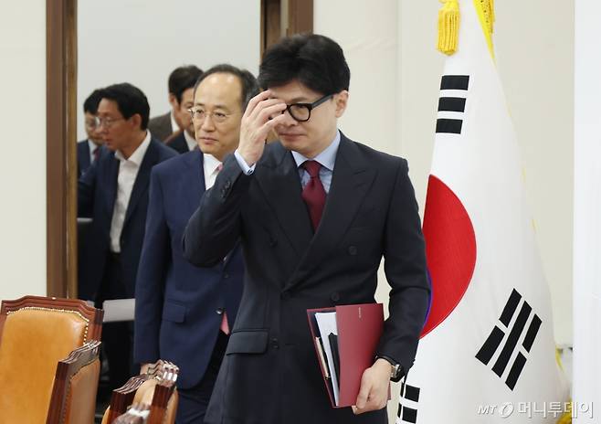 국민의힘 한동훈 대표와 추경호 원내대표 등 지도부가 2일 서울 여의도 국회에서 열린 당 최고위원회의에 입장하고 있다. 2024.09.02. /사진=뉴시스 /사진=고승민