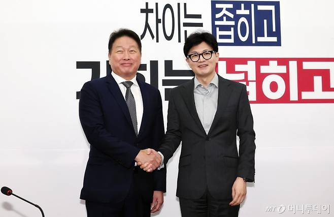 [서울=뉴시스] 조성우 기자 = 한동훈(오른쪽) 국민의힘 대표가 5일 오후 서울 여의도 국회에서 최태원 대한상공회의소 회장을 접견, 기념촬영하고 있다. 2024.09.05. xconfind@newsis.com /사진=조성우