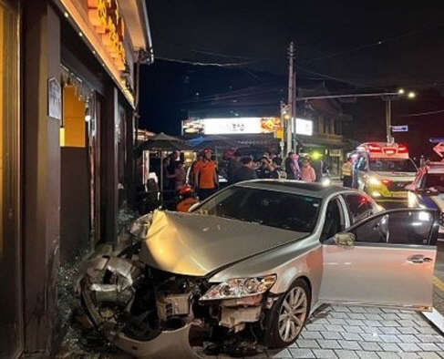 성남시 한 도로에서 승용차가 인도로 돌진해 50대 보행자를 들이받는 사고가 발생했다. 경기도소방재난본부