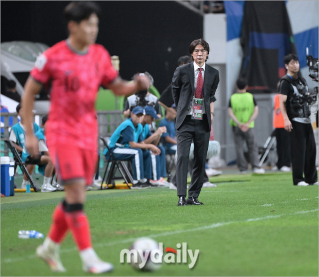 홍명보 감독이 5일 서울 마포구 성산동 서울월드컵경기장에서 열린 2026 국제축구연맹(FIFA) 북중미 월드컵(미국-캐나다-멕시코) 아시아 지역 3차 예선 1차전 팔레스타인-한국 경기를 지켜보고 있다./사진 = 한혁승 기자