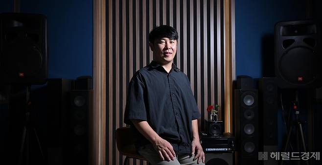 프로듀서 연규성이 3일 오후 서울 송파구의 작업실에서 헤럴드경제와 인터뷰에 앞서 포즈를 취하고 있다. 임세준 기자