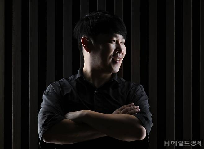 프로듀서 연규성이 3일 오후 서울 송파구의 작업실에서 헤럴드경제와 인터뷰에 앞서 포즈를 취하고 있다. 임세준 기자