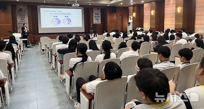 [안산=뉴시스] 안산시가 고등학교에서 디지털 성범죄 예방교육을 진행하고 있다.(사진=안산시 제공02024.09.05.photo@newsis.com