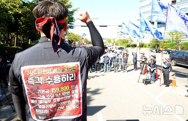 [울산=뉴시스] 배병수 기자 = 국내 조선업종 노조연대 관계자들이 4일 오후 HD현대중공업 울산 본사 앞에서 총파업 결의대회에서 조합원들이 구호를 외치고 있다. 2024.09.04.bbs@newsis.com.