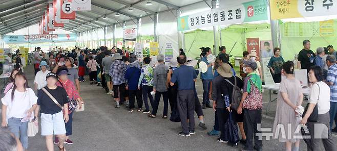 [장수=뉴시스] 김얼 기자 = 2024 RED FOOD FESTIVAL(제18회 장수 한우랑 사과랑 축제) 개막식이 열린 5일 전북 장수군 누리파크 장수한우마당을 찾은 관광객들로 장내가 북적이고 있다. 2024.09.05. pmkeul@newsis.com