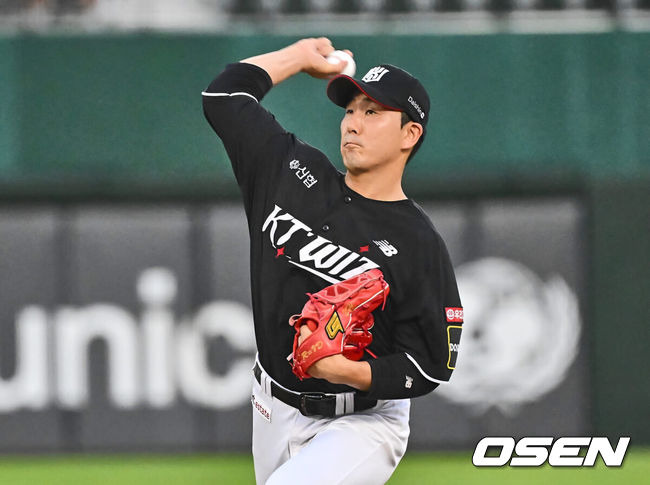 [OSEN=부산, 이석우 기자] 5일 부산 사직야구장에서 2024 신한 SOL 뱅크 KBO 리그 롯데 자이언츠와 KT 위즈의 경기가 열렸다. 홈팀 롯데는 정현수가 선발 출전하고 KT는 조이현이 선발 출전했다.KT 위즈 선발 투수 조이현이 역투하고 있다. 2024.09.05 / foto0307@osen.co.kr