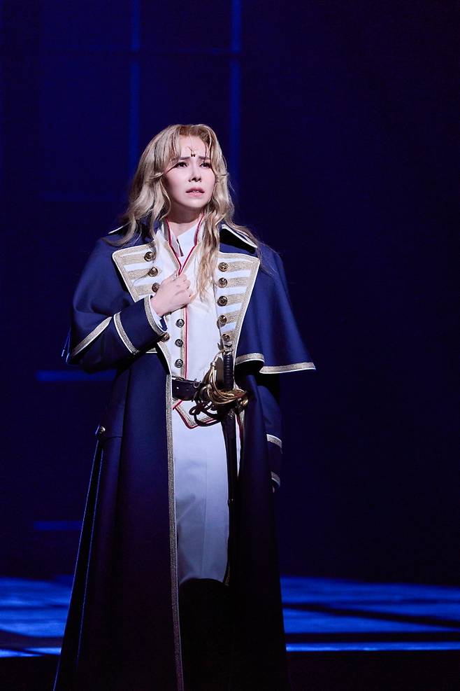 김지우가 뮤지컬 ‘베르사유의 장미’에서 주인공 오스칼 역을 맡아 공연하는&nbsp;모습. EMK뮤지컬컴퍼니