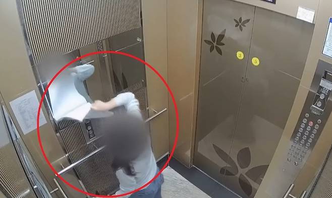 지난 5월11일 경기도 용인의 한 아파트 엘리베이터에서 거울에 붙어있는 비인가 전단지를 떼는 중학생의 모습.&nbsp;JTBC 사건반장 보도화면 갈무리