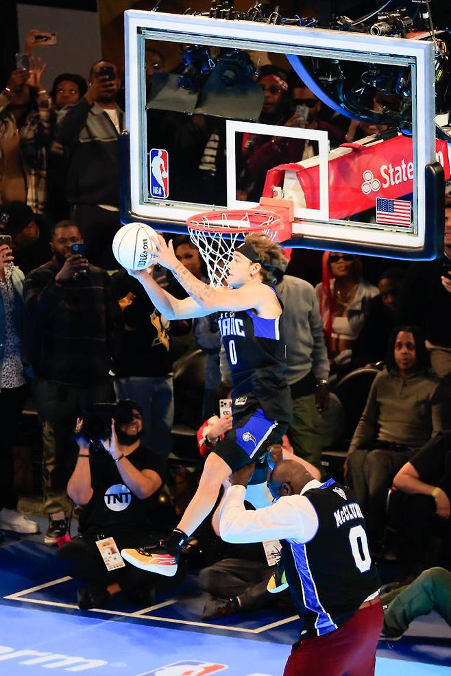 2024 NBA 덩크 콘테스트에서 고난도 덩크를 터뜨리는 맥클렁. Getty Images코리아