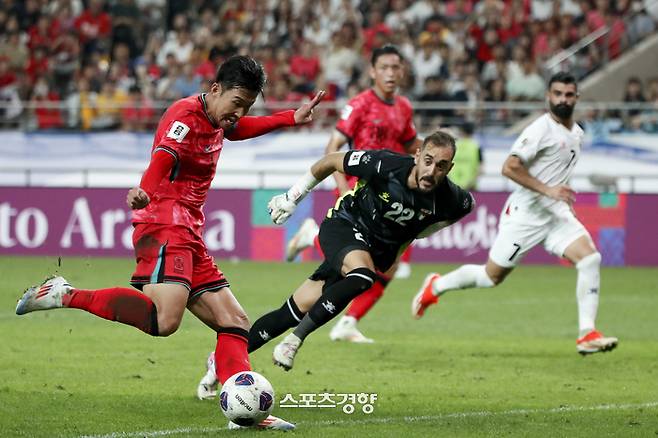 한국 축구대표팀 손흥민이 5일 서울월드컵경기장에서 열린 2026 북중미 월드컵 아시아 3차 예선 B조 1차전 팔레스타인과의 경기에서 돌파하는 것을 팔레스타인 골키퍼 라미 하마다가 막으려 하고 있다. 2024.09.05 문재원 기자