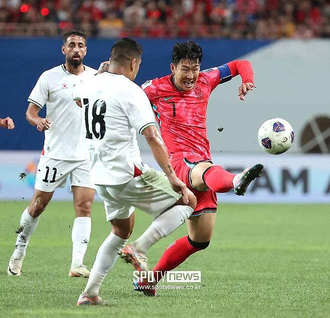 ▲ 한국은 5일 오후 8시 서울월드컵경기장에서 국제축구연맹(FIFA) 북중미월드컵 아시아지역 최종예선 B조 1차전에서 팔레스타인을 마주했다. 전반전은 양 팀 득점없이 0-0 팽팽한 접전이었다 한 수 아래 팀에 손쉬운 승리를 예상했는데 홍명보호 첫 선 뚜껑을 열어보니 압도적인 경쟁력까지는 아니었다. 홍명보 감독은 논란 속에 대표팀 지휘봉을 잡고 "월드컵 16강 이상"을 공언했는데 이런 경기력이라면 쉽지 않을 전망이다. ⓒ곽혜미 기자