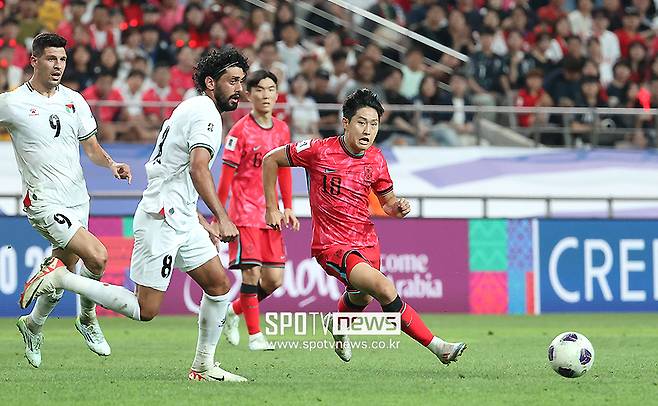 ▲ 이강인은 5일 오후 8시 서울월드컵경기장에서 국제축구연맹(FIFA) 북중미월드컵 아시아지역 최종예선 B조 1차전에서 팔레스타인전에서 선발로 풀타임을 뛰었다. 오른쪽 측면과 중앙을 오가면서 위협적인 경기력을 보였다. 부진했던 한국 대표팀 공격 속에서도 연달아 '택배 크로스'와 '골대를 강타하는' 슈팅을 시도하면서 공격 포인트에 총력을 다했다 ⓒ곽혜미 기자