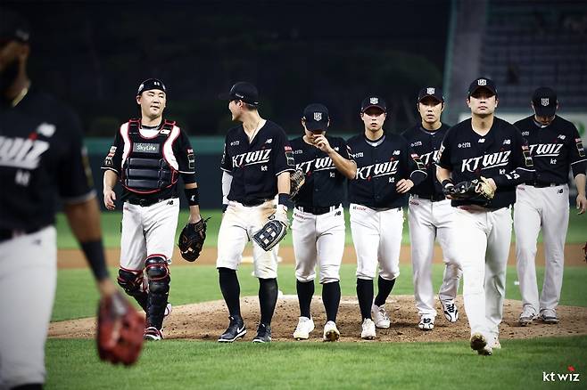 KT는 5일 사직구장에서 열린 '2024 신한 SOL Bank KBO 리그' 롯데와 팀 간 15차전 맞대결에서 12-2로 승리했다. 이날 승리로 두산과 함께 공동 4위로 올라섰다. KT 위즈