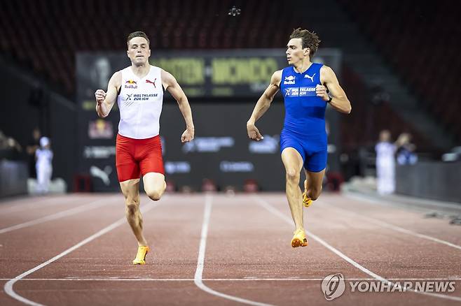 '장대' 듀플랜티스, '허들' 바르홀름과 100ｍ 대결 승리  (취리히 EPA=연합뉴스) 듀플랜티스(오른쪽)가 5일(한국시간) 스위스 취리히에서 열린 바르홀름과의 100ｍ 대결에서, 먼저 결승선을 통과하면서 바르홀름을 바라보고 있다.