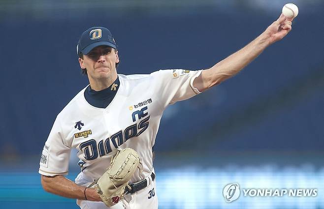 NC 선발 하트 (창원=연합뉴스) 김동민 기자 = 29일 경남 창원NC파크에서 열린 2024 KBO 리그 두산 베어스 대 NC 다이노스 경기. 1회 초 NC 선발 하트가 역투하고 있다. 2024.8.29 image@yna.co.kr