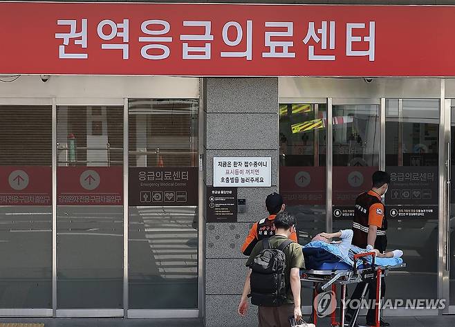 '응급실로' (서울=연합뉴스) 김성민 기자 = 전국 곳곳에서 응급실 운영이 파행하는 가운데 정부가 4일 군의관 등 보강 인력을 긴급 배치했다. 
    이날 서울 양천구 이화여자대학교 목동병원에서 한 환자가 응급의료센터로 이동하고 있다. 2024.9.4 ksm7976@yna.co.kr