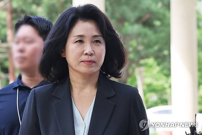 공판 출석하는 김혜경 씨 (수원=연합뉴스) 홍기원 기자 = 2022년 제20대 대통령 선거와 관련한 공직선거법 위반 혐의로 재판에 넘겨진 더불어민주당 이재명 전 대표의 배우자 김혜경 씨가 25일 오전 경기도 수원시 영통구 수원지방법원에서 열리는 공판에 출석하고 있다. 2024.7.25 xanadu@yna.co.kr