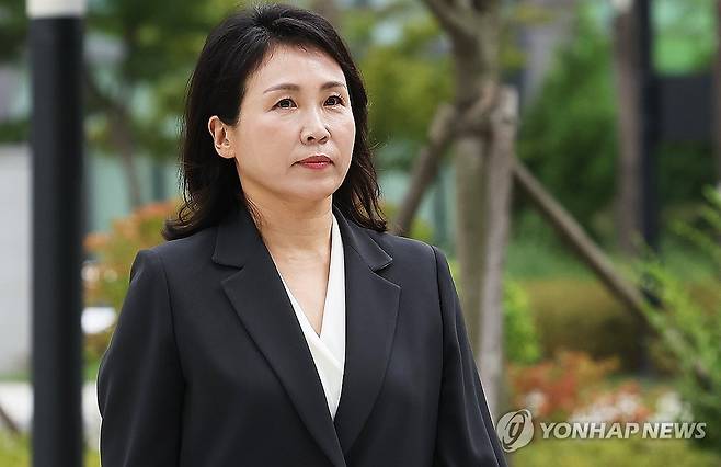 수원지검 출석하는 김혜경씨 (수원=연합뉴스) 홍기원 기자 = 더불어민주당 이재명 대표 배우자인 김혜경 씨가 5일 오후 '경기도 법인카드 유용' 의혹 관련 조사를 받기 위해 경기도 수원시 영통구 수원지방검찰청으로 출석하고 있다.
    수원지검 공공수사부(허훈 부장검사)는 김 씨를 업무상 배임 등 혐의 피의자 신분으로 조사한다. 2024.9.5 xanadu@yna.co.kr