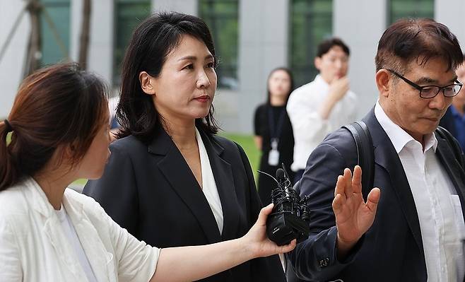 '경기도 법인카드 유용'의혹 김혜경씨 검찰 출석 (수원=연합뉴스) 홍기원 기자 = 더불어민주당 이재명 대표 배우자인 김혜경 씨가 5일 오후 '경기도 법인카드 유용' 의혹 관련 조사를 받기 위해 경기도 수원시 영통구 수원지방검찰청으로 출석하고 있다.
    수원지검 공공수사부(허훈 부장검사)는 김 씨를 업무상 배임 등 혐의 피의자 신분으로 조사한다. 2024.9.5 xanadu@yna.co.kr