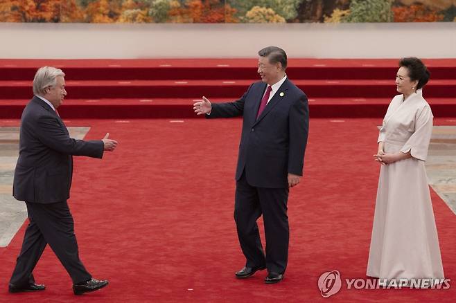 인사하는 안토니우 구테흐스 유엔 사무총장과 시진핑 중국 국가주석 [AP=연합뉴스]