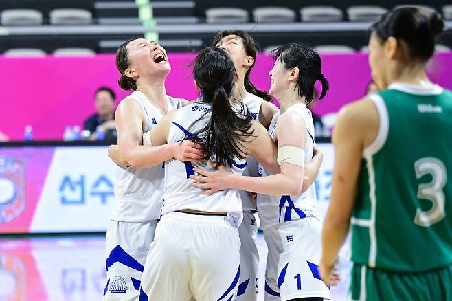 하나은행전 승리 후 기뻐하는 신한은행 선수들. [WKBL 제공. 재판매 및 DB 금지]