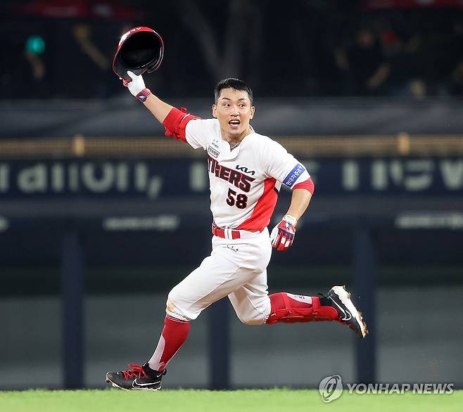 환호하는 서건창 (광주=연합뉴스) 조남수 기자 = 5일 광주기아챔피언스필드에서 열린 프로야구 한화 이글스와 KIA 타이거즈의 경기. KIA 서건창이 연장 10회말 1사 2루에서 끝내기 적시타를 치고 환호하고 있다. 2024.9.5 iso64@yna.co.kr