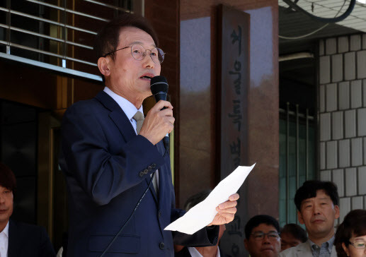 조희연 서울시교육감이 8월 29일 오후 서울 종로구 서울시교육청에서 입장발표 기자회견을 하고 있다.조 교육감은 지난 2018년 전교조 출신 해직 교사 등 5명을 부당하게 특별채용하는 과정에 관여한 혐의로 기소돼 1심에서 징역 1년6개월에 집행유예 2년을 선고 받았고 2심에서도 1심 판단이 유지됐다. 이날 오전 열린 대법원 상고심 판결에서 원심이 확정돼 교육감직을 상실했다. 교육자치법과 공직선거법에 따라 교육감이 금고 이상의 형을 선고받고 형이 확정되면 당연퇴직 대상이다. (사진=뉴시스)