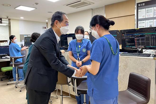 한덕수 국무총리가 지난 5일 서울 강서구 이대목동병원을 찾아 의료진을 격려했다.(총리실 제공)