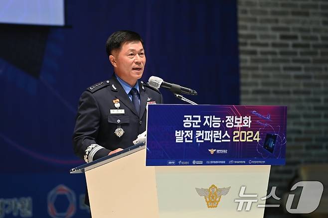 이영수 공군참모총장이 3일 서울 공군호텔에서 '공군 인공지능 확산과 ICT 혁신'을 주제로 열린 2024년 지능·정보화 발전 컨퍼런스에서 개회사를 하고 있다. (공군 제공) 2024.9.3/뉴스1