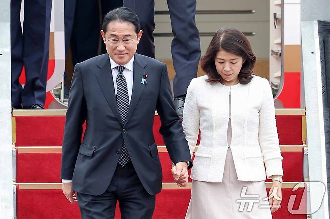 기시다 후미오 일본 총리와 아내 유코 여사가 6일 오후 경기 성남 서울공항을 통해 방한하고 있다. 2024.9.6/뉴스1 ⓒ News1 민경석 기자