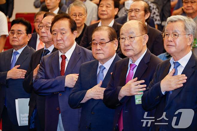 전병헌 새로운미래 대표(앞줄 왼쪽부터), 김진 광복회 부회장, 정대철 헌정회장, 이종찬 광복회장, 허성관 전 행정안전부 장관, 한시준 전 독립기념관장이 6일 오후 서울 여의도 국회도서관에서 열린 건국 4357년 기념 건국기원절 학술토론회에서 국민의례를 하고 있다. 2024.9.6/뉴스1 ⓒ News1 안은나 기자