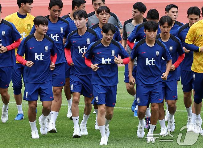 대한민국 축구 국가대표팀 양민혁을 비롯한 선수들이 2일 오후 경기 고양시 고양종합운동장에서 북중미 월드컵 3차 예선 팔레스타인과의 경기를 앞두고 가진 훈련에서 러닝을 하며 몸을 풀고 있다. 2024.9.2/뉴스1 ⓒ News1 이동해 기자