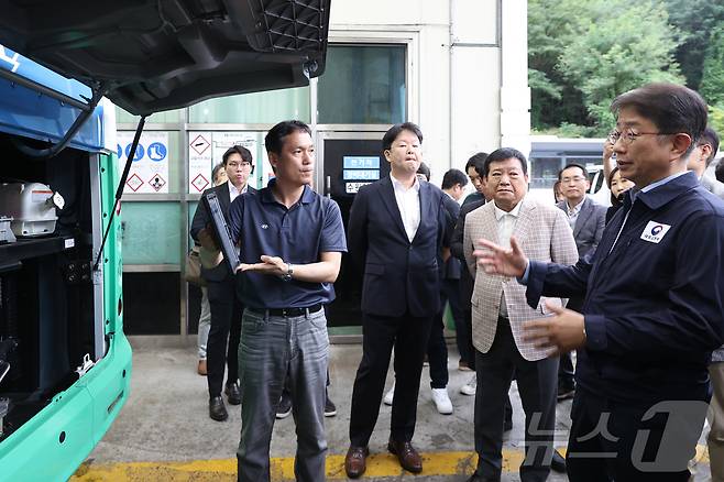 박상우 국토교통부 장관이 6일 오후 수원 공영 버스차고지를 방문해 전기버스 안전관리 상황을 점검하고 있다.(국토교통부 제공)