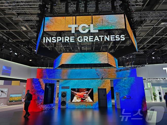 유럽 최대 가전 전시회 IFA2024가 6일(현지시간) 개막했다. 중국 가전 기업 TCL은 'inspire greatness'라는 주제로 대규모 전시관을 꾸렸다. 2024. 9. 6/뉴스1 ⓒ News1 한재준 기자