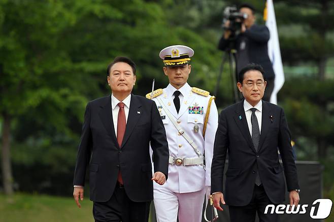 윤석열 대통령이 7일 서울 용산 대통령실 청사에서 열린 공식 환영식에서 기시다 후미오 일본 총리와 나란히 걷고 있다. (대통령실 제공) 2023.5.7/뉴스1 ⓒ News1 오대일 기자