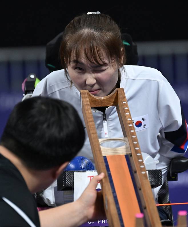 보치아 대표팀 정호원-강선희가 6일(한국시간) 프랑스 파리 사우스 파리 아레나1에서 열린 2024 파리 패럴림픽 보치아 혼성 페어 결승에서 홍콩에 아쉽게 패하며 은메달을 목에 걸었다. 사진 | 대한장애인체육회
