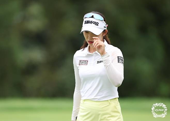 배소현이 6일 KLPGA 투어 KB금융 스타챔피언십 2라운드 3번홀 버디 후 홀아웃 하고 있다. 사진 | KLPGA