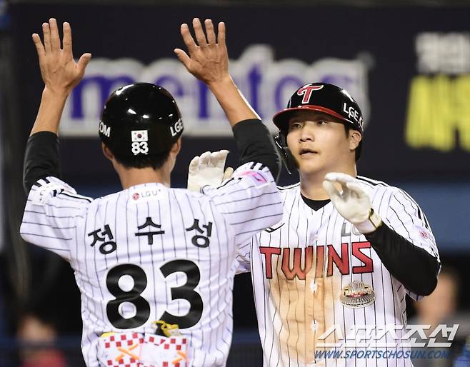 4일 잠실구장에서 열린 LG와 SSG의 경기. 5회 솔로홈런을 날린 LG 문보경. 잠실=송정헌 기자songs@sportschosun.com/2024.09.04/
