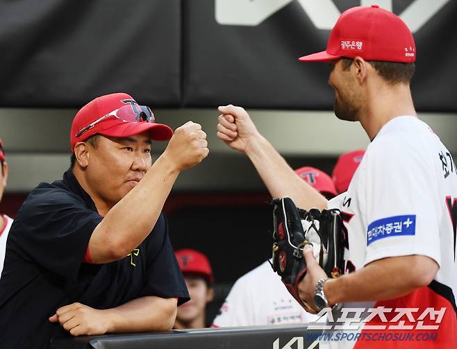 6일 광주 기아 챔피언스필드에서 열린 키움-KIA전. 턱골절 수술을 마친 후 회복 중인 KIA 타이거즈 외국인 투수 네일이 경기 전 마스크와 선글라스를 쓰고 깜짝 시구했다. 네일이 시구를 마친 후 이범호 감독과 주먹을 맞대고 있다. 광주=정재근 기자 cjg@sportschosun.com/2024.9.6/